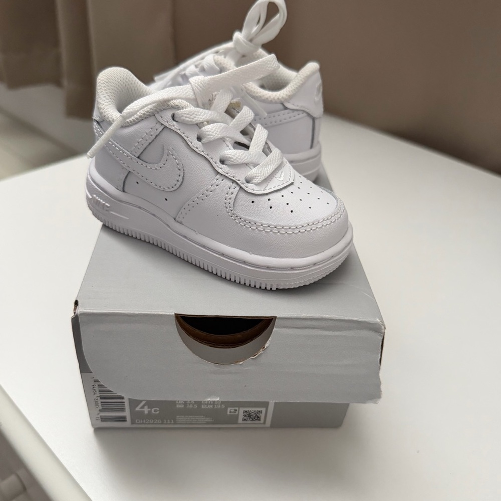 Nike Air Force 1 LE Sneakers